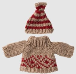 Knitted sweater and hat for Mum Mouse