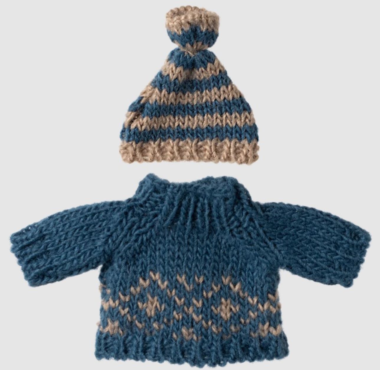 Knitted sweater and hat for Dad Mouse