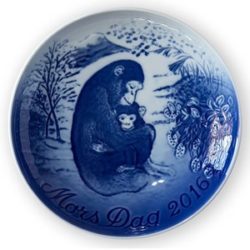 2016 "Chimpanzee with Infant"